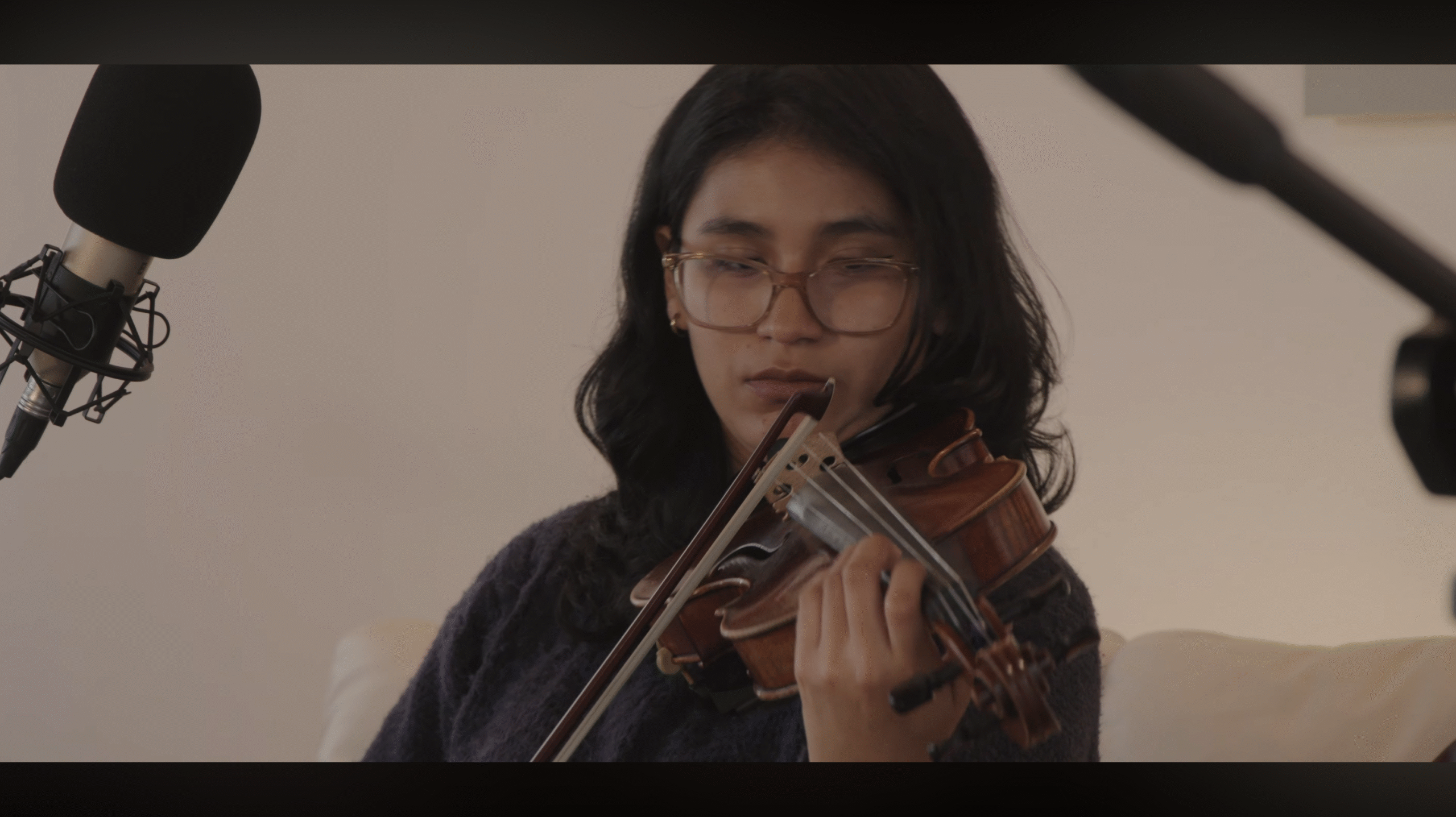 Recae el vidrio by Claudio Leon Videoclip